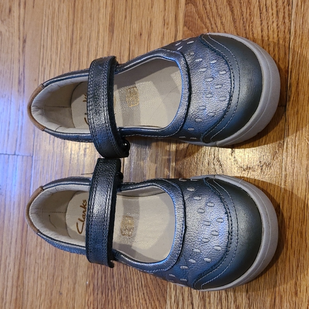 Clarks Mary Jane, size 9.5 girls, pewter color